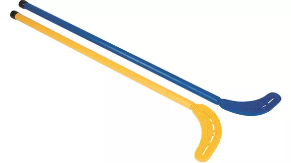 1 gele en 1 blauwe hockeystick