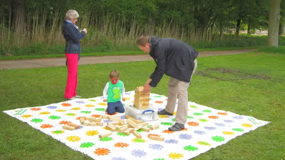 twister gespeeld door ouders en kinderen op een grasveld