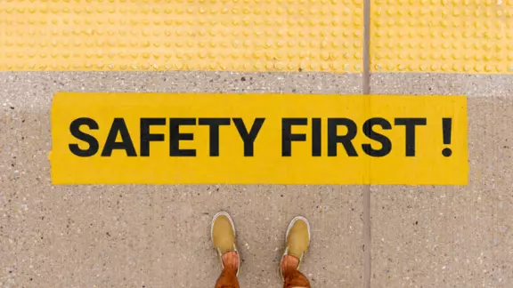 2 voeten op de grond met op de grond geverfd: safety first