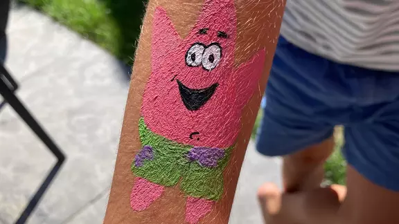geschilderde spongebob op de arm