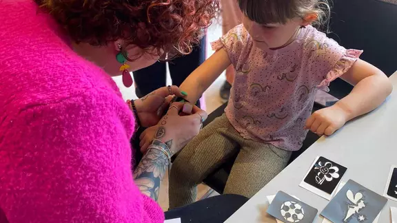 animator zet een tattoo bij een kind