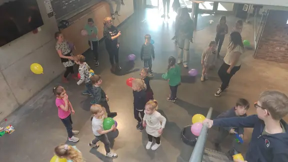 groep kinderen experimenteert met circusmateriaal