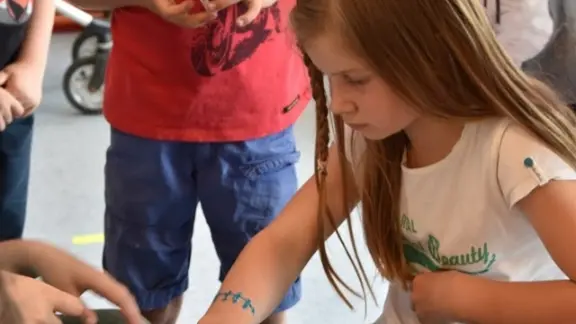 aanbod aan glittertattoos op de tafel