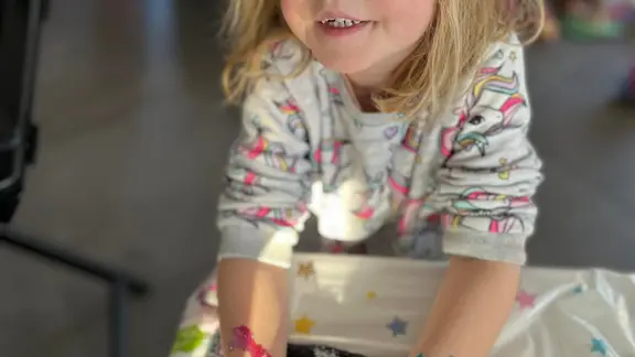 kind geschminkt in unicorn met 2 paardentattoos