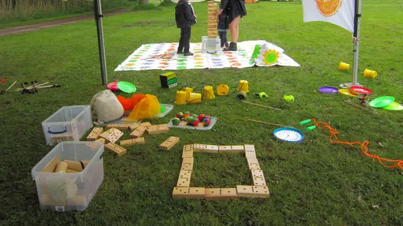 dominospel op een grasveld met andere reuzespelen