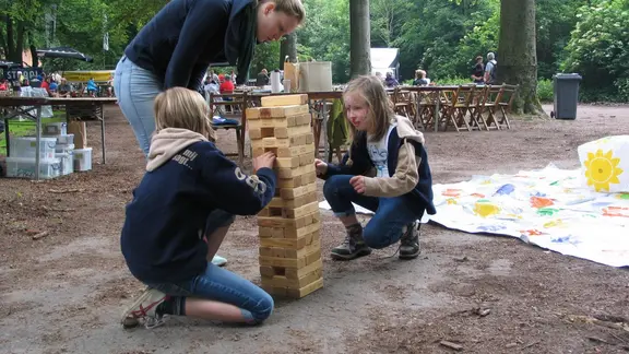 3 tieners spelen jenga