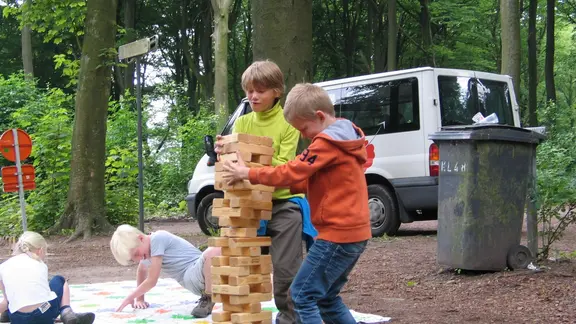 2 jongens spelen jenga