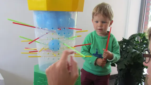 ouder met kind spelen kanonbal