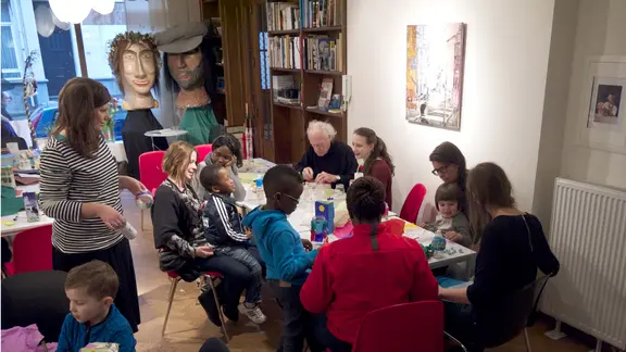 groep mensen aan een tafel knutselen