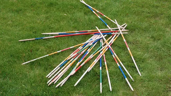 Mikado spel op het gras