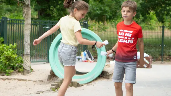 picoo twee kinderen spelen op de speelplaats