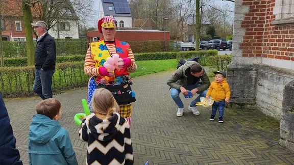 ballonnen aan een kasteel - bewolkt