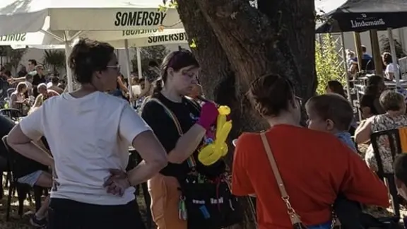 ballonplooien op een druk evenement