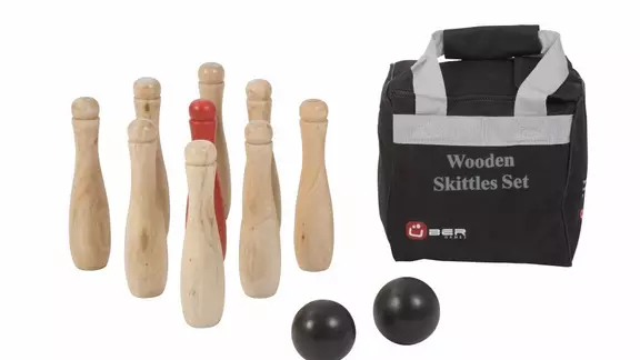 bowlingspel met houten kegels en bal