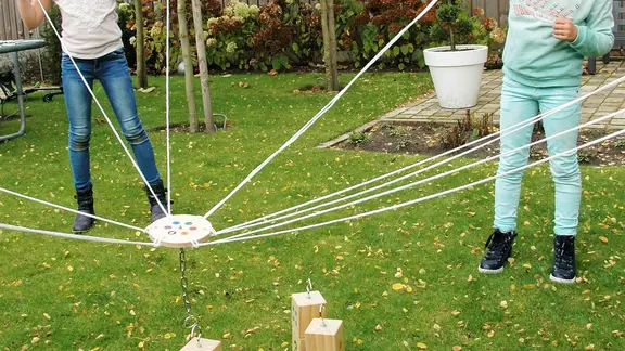 2 kinderen spelen met de cijfertoren