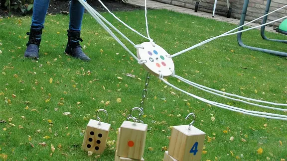 kinderen spelen met de cijfertoren