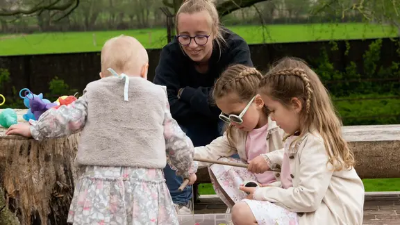 Marlies aan het eendjes vissen met 3 meisjes