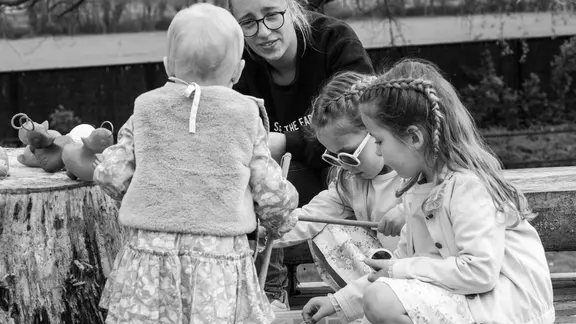 Marlies aan het eendjes vissen met 3 meisjes