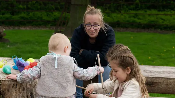 Marlies aan het eendjes vissen met 3 meisjes