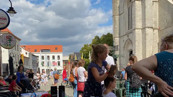 gekke kapsels in een dorpskern