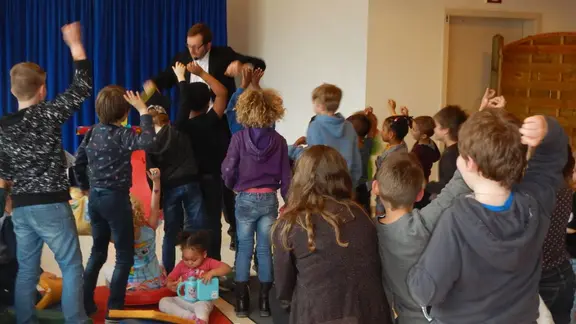 groep deelnemers die kijken naar een voorstelling