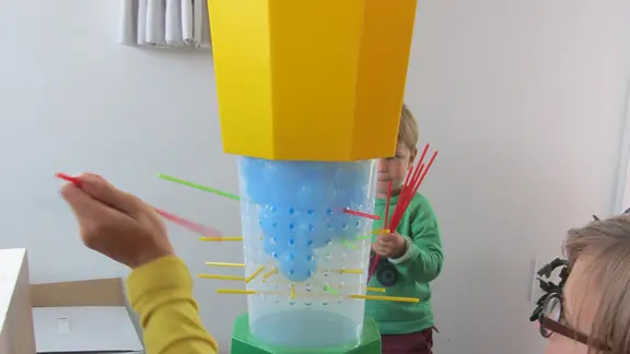 ouder met kind spelen kanonbal
