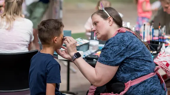 kindergrime aan het schminken