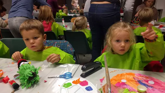 kinderen aan een tafel schilderen