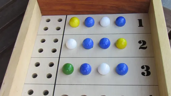 mastermind spelbord ingezoomd op de bovenste rijen