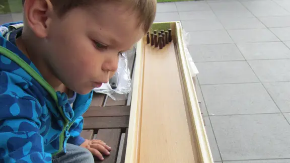 kind speelt met de mini bowling