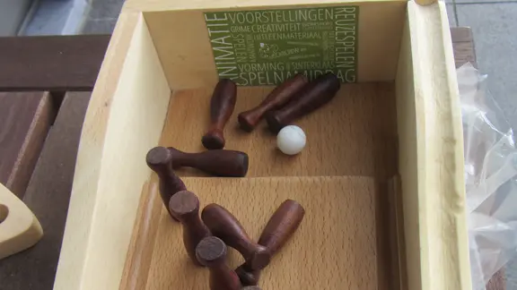 mini bowling waarbij bal kegels heeft omgegooid