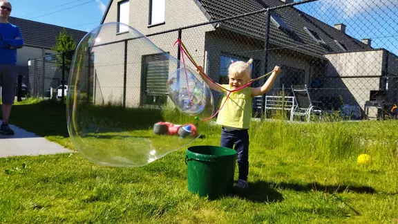 klein meisje maakt zeepbellen