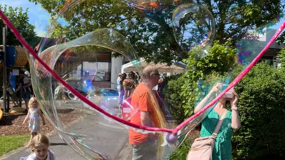 open touw waardoor zeepbellen vliegen
