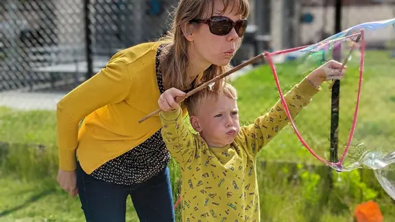 samen zeepbellen meehelpen blazen