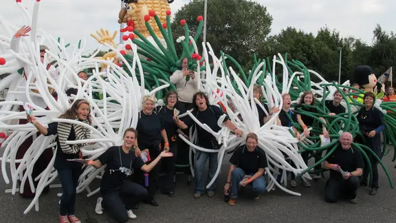 heel veel witte en groene ballonnen in de lucht