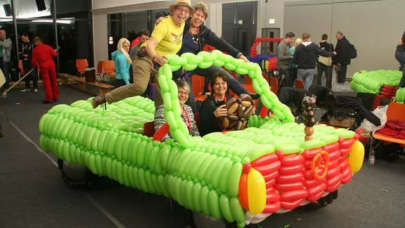 een levensgrote auto gemaakt met ballonnen