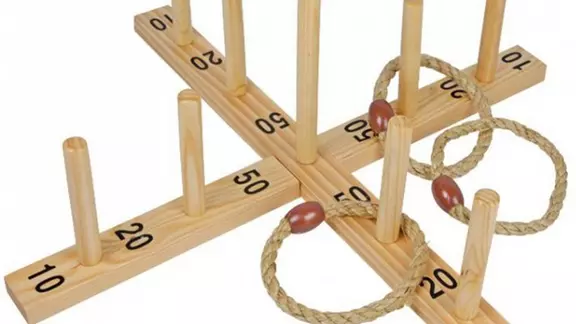 ringen gooien op een houten kruis