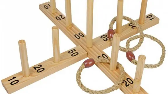 ringen gooien op een houten kruis