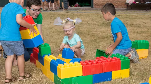 Kinderen spelen met de bouwblokken