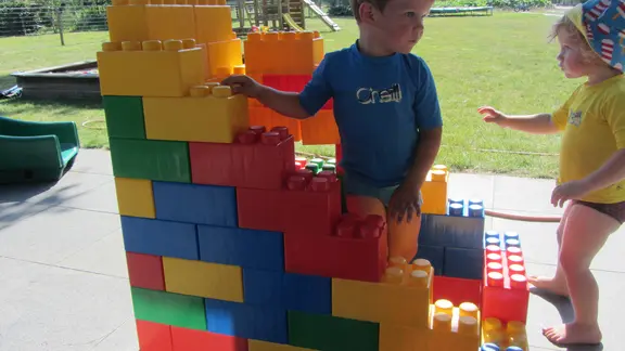 2 kinderen bouwen een muur