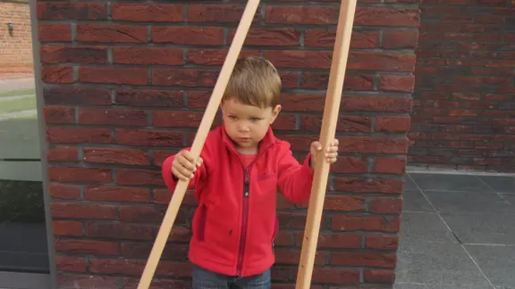 3-jarige heeft de twee stelten vast