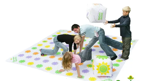 4 jongeren spelen de twister