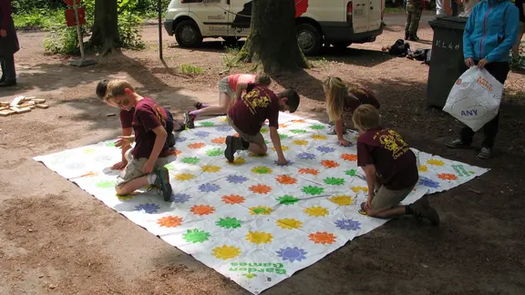 twister gespeeld door een jeugdbeweging in een bos