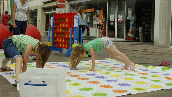 twister gespeeld voor een winkelcentrum