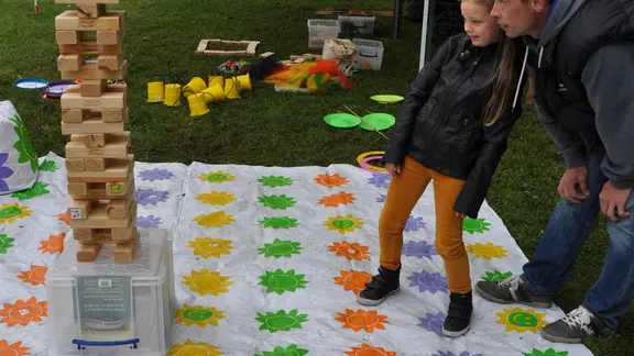 twister op een grasveld, samen met andere reuzesepeln