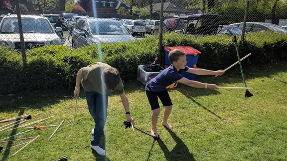 1 jongere test de flowersticks uit op een grasveld