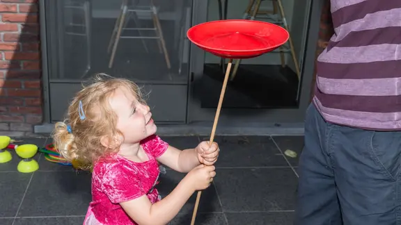 klein meisje test een chinees bordje uit