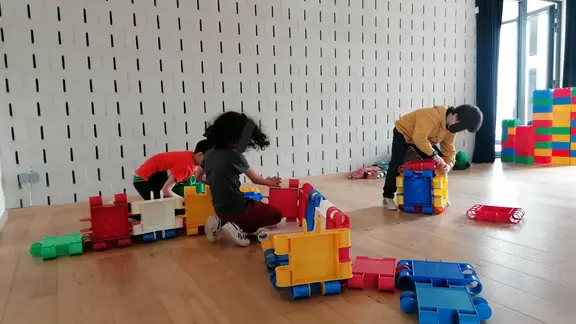 kinderen spelen met de reuzeclics