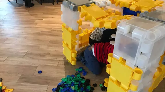 een kind versopt zich in een bouwwerk van clics