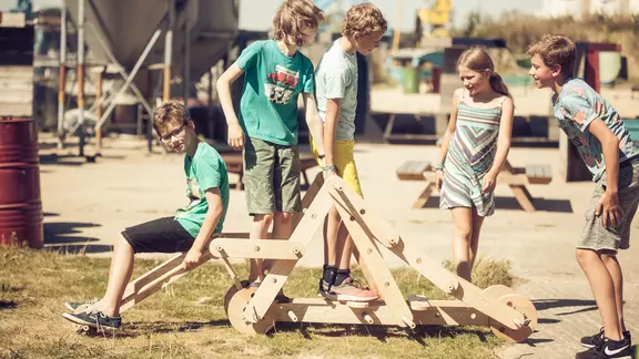 kinderen bouwen een voertuig met creatool en werken hierbij samen